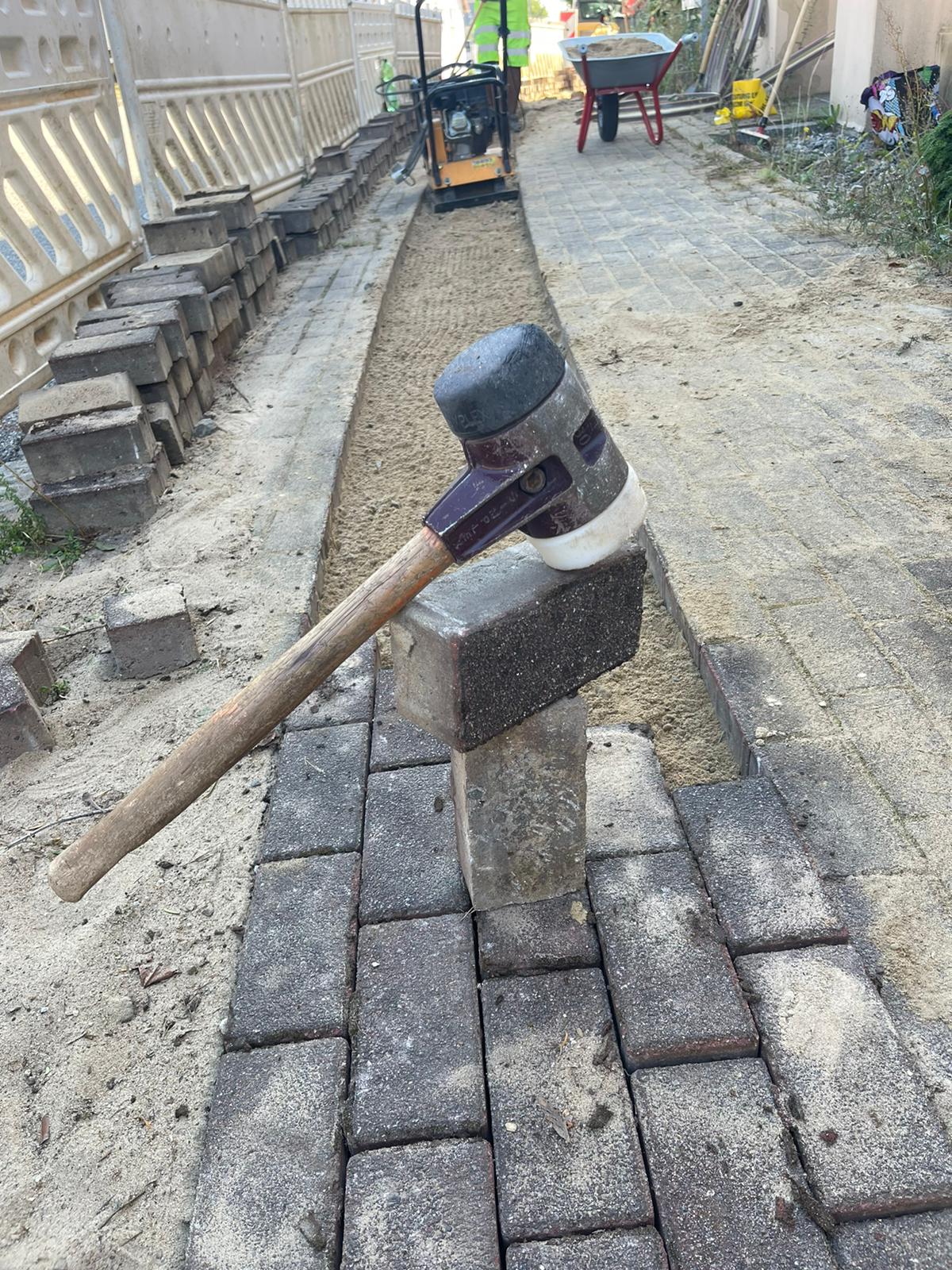 Nahaufnahme der GeBA Baustein GmbH bei Pflasterarbeiten