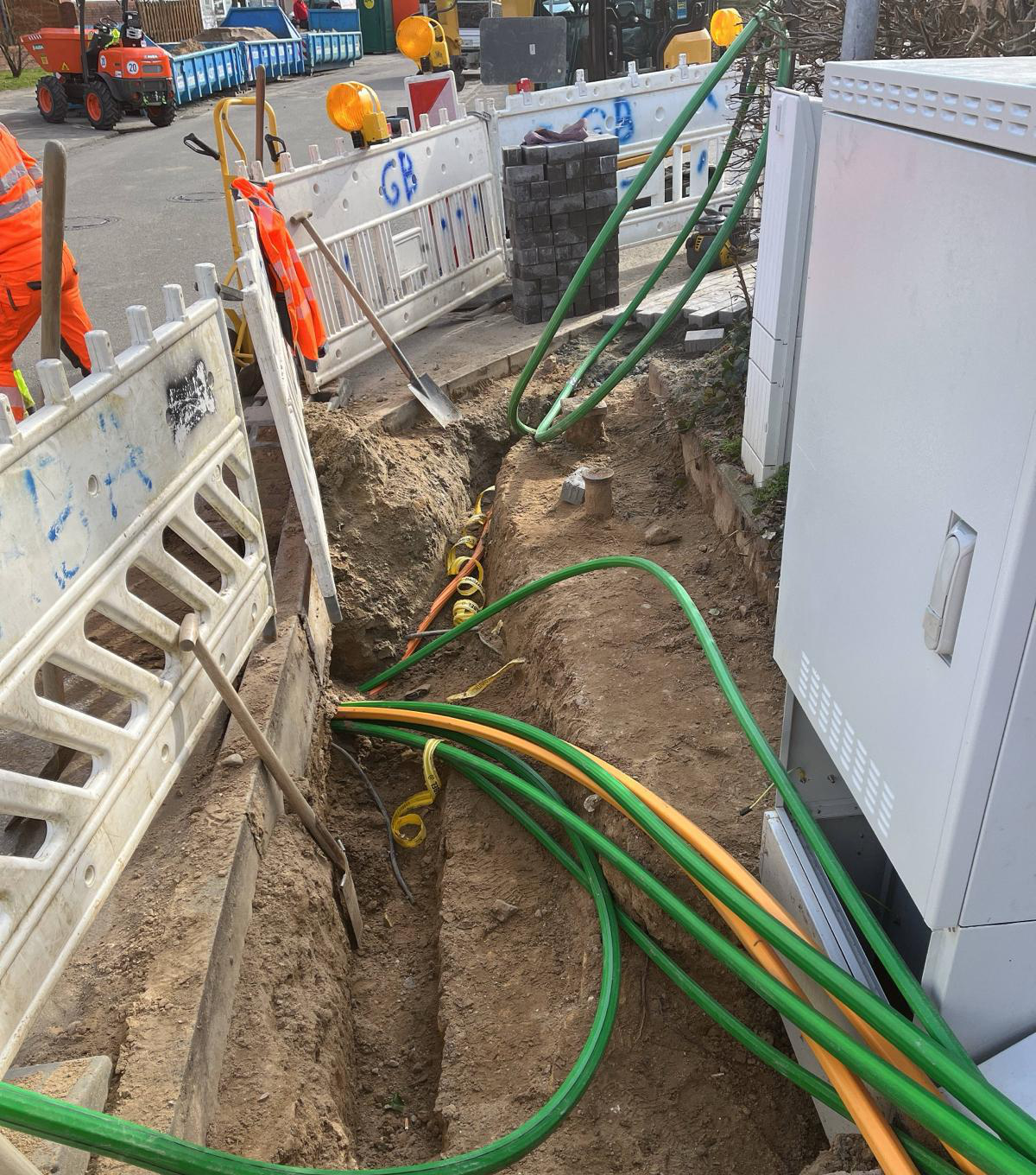 Verlegung von Versorgungsleitungen (Wasser, Gas, Medien) – Tief und Straßenbau GeBA Baustein GmbH