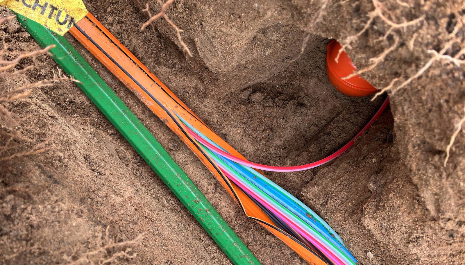 Verlegung von Versorgungsleitungen (Wasser, Gas, Medien) – Tief und Straßenbau GeBA Baustein GmbH
