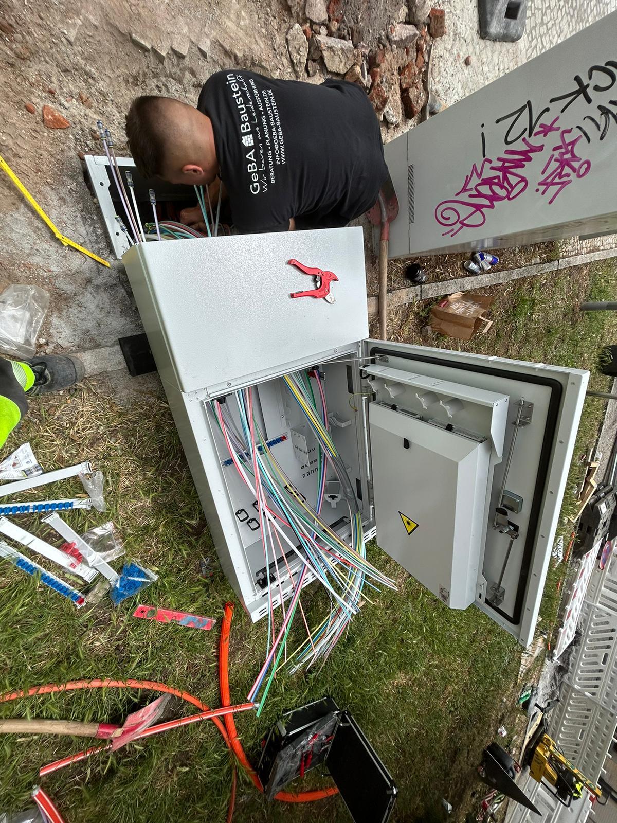 Verlegung von Versorgungsleitungen (Wasser, Gas, Medien) – Tief und Straßenbau GeBA Baustein GmbH