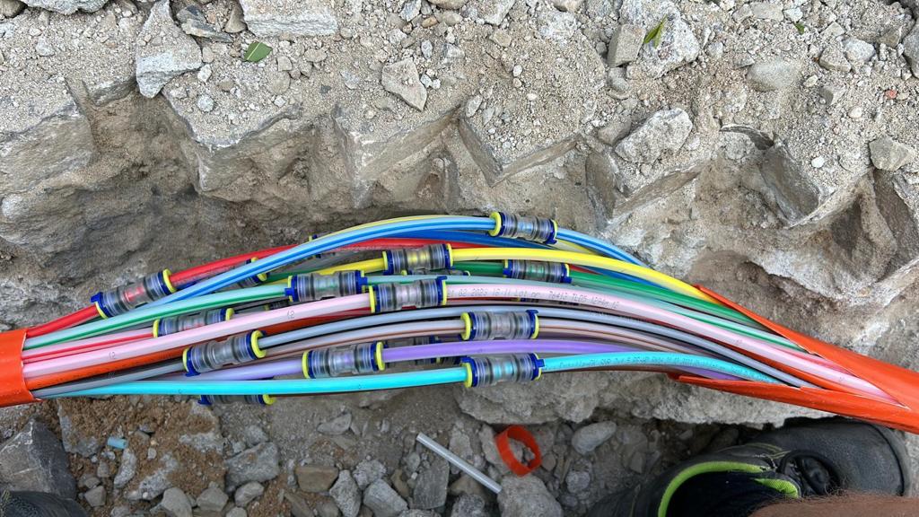 Verlegung von Versorgungsleitungen (Wasser, Gas, Medien) – Tief und Straßenbau GeBA Baustein GmbH